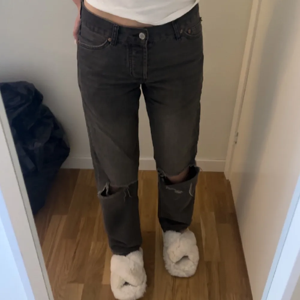 Lågmidjade mörkgråa jeans med hål från junkyard, rak modell 🩶 storlek 26, jag är 1,67 och perfekt i längden på mig!. Jeans & Byxor.