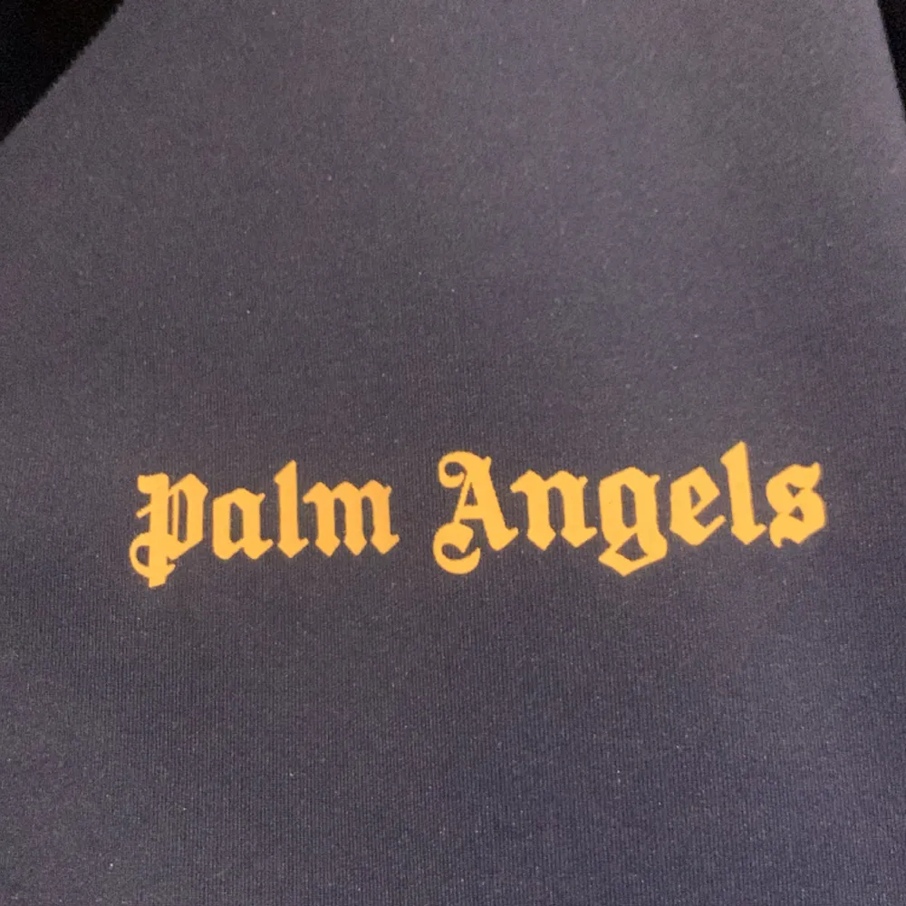 Palm angels tröja mörkblå Fettfläckar på ärmen (sista bilden) Därför nedsatt pris  Annars inga tecken på användning. Jackor.
