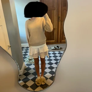 Beige stickad tröja - Storlek xs. Skönmaterial vet dock inte vilket märke då lappen är avklippta så säljer därför hyfsat billigt