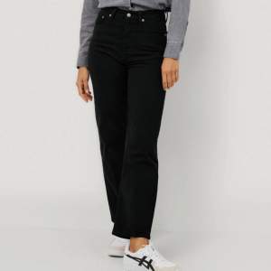 Levis jeans i modellen ribcage straight Ankle i perfekt skick. Strl : bredd 26 längd 29 (26/29). Inköpta hösten -23 för 1300 kr. 