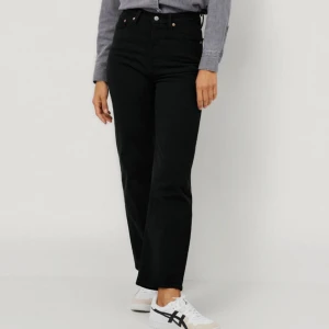 Levis ribcage straight jeans strl 26 - Levis jeans i modellen ribcage straight Ankle i perfekt skick. Strl : bredd 26 längd 29 (26/29). Inköpta hösten -23 för 1300 kr. 