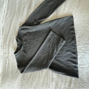 Tröja  - Fin tjocktröja med utsvängda ärmar från Gina Tricot, använd men i fint skick! Strl L men passar M/S