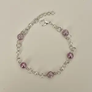 Handgjort armband med lila pärlor. tryck på köp nu om du vill köpa💜
