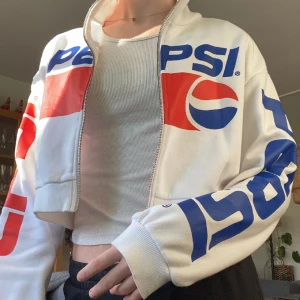 Zipup / dragkedje - tröja / jacka - En Zipup/dragkedje-tröja till salu! Den har bara används 1/2 gånger så är därför i bra skick. Jag säljer just pga att jag inte abvänder den.   Fråga gärna om fler bilder💕