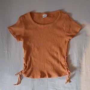 T- shirt - Jättefin ribbad tröja från Gina Tricot, använd några gånger men har inga defekter💕