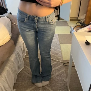 Lågmidjade jeans  - De populära bootcut jeansen från lager 157. Jätte sköna och super söta. Jag har i modellen SHORT och det passar mig super bra som är 160cm! Använder inte längre därav säljes 