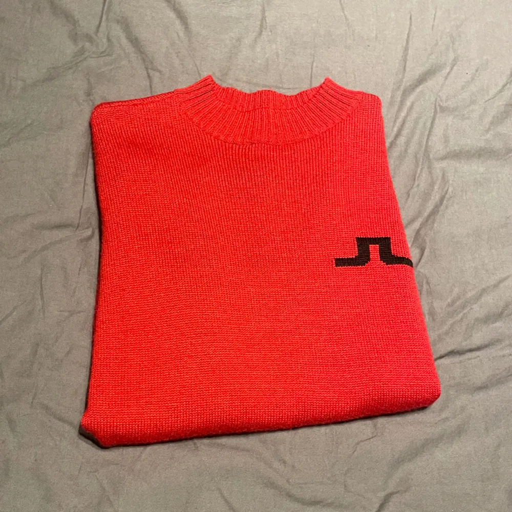 Säljer denna röda J.Lindberg tröja. Tröjan är i herrmodell och använd 1 gång. Ny pris 1000!❤️. Blusar.