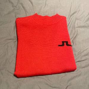 Säljer denna röda J.Lindberg tröja. Tröjan är i herrmodell och använd 1 gång. Ny pris 1000!❤️