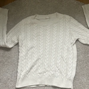 Kabelstickad tröja från H&M - Fin vit stickad tröja från H&M🌟  Topp skick, sparsamt använd.  Inga hål eller fläckar.  Frakten ligger på den som köper❣️