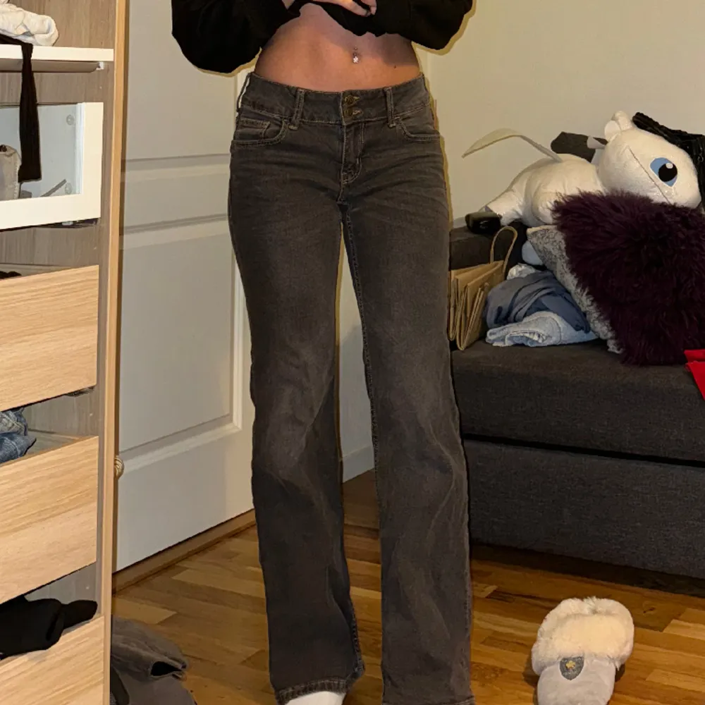 De populära mörkgråa jeansen från HM med fickor baktill. Helt slutsålda på hemsidan. Säljer då jag har många liknande. I väldigt bra skick!❤️ Storlek 38 men passar även mig som brukar ha 36. Jeans & Byxor.