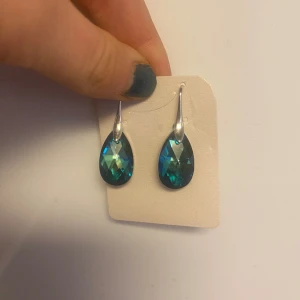 Kristall örhängen  - Nu säljer jag mina örhängen!  Endast testade men tyckte att dem var något stora! Blågröna.  Hör av dig om du vill veta mer!💕