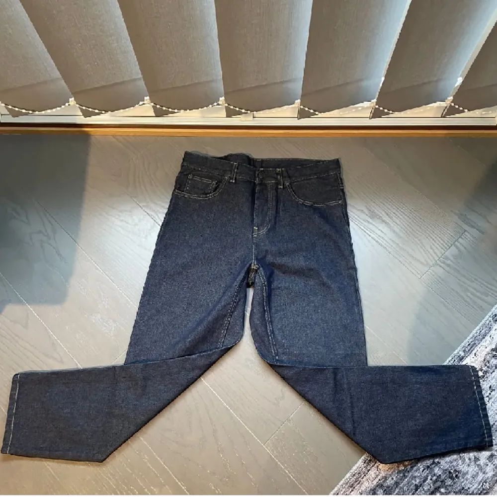 Knappt använda carhartt newel pants köpt på shelta i göteborg,skriv för mer bilder.. Jeans & Byxor.