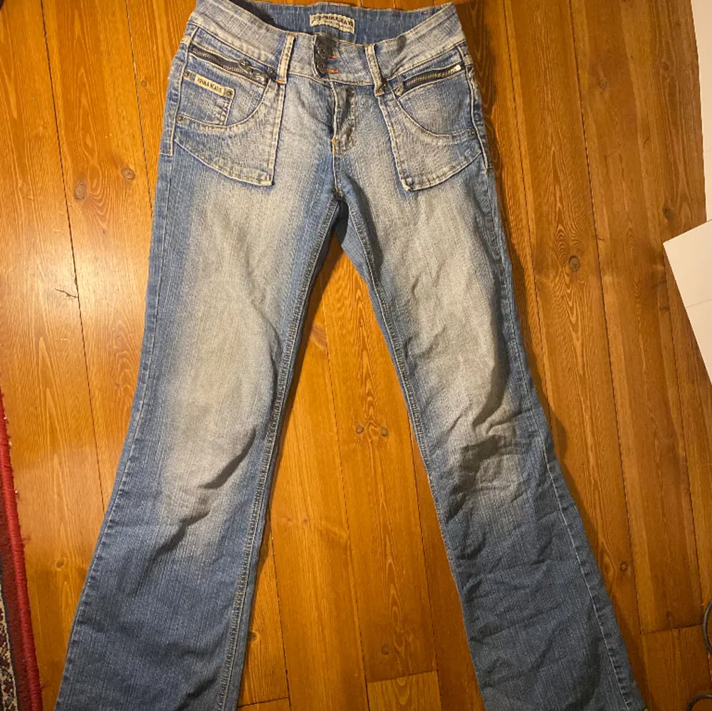 Otroligt snygga ljusblåa bootcutjeans från märket ”prima jeans”. Coola detaljer med dragkedjorna och knappar. Fraktar och möts i stockholm! . Jeans & Byxor.