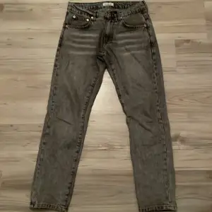 Säljer dessa woodbird jeans i storlek 26/30. Använda ganska mycket. Jeansen passar till en person som är runt 165 och väldigt smal eftersom att i midjan är jeansen tighta. Säljer dessa för 299 kr. Ordinarie pris 900.Skriv i dm om ni har några frågor!