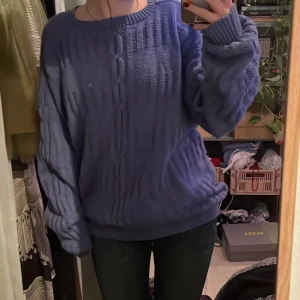 Stickad tröja💕 - En lavendel blå stickad tröja som från början kostade 400kr. Jag säljer den för att jag aldrig använder den längre. Pris kan diskuteras💕 