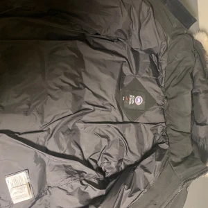 Canada goose jacka - Tjena jag vill sälja min jacka, storlek xl men det känns som storlek L. Det är dags att sälja den har dock många jackor i garderoben vill tömma min garderob, verkar du vara intresserad hör av dig.
