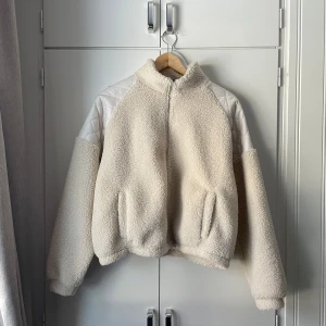 Fluffjacka - Vit jacka från Lindex som är alldeles för fin för att hänga i min garderob och damma! I princip inte använd. Storlek M.