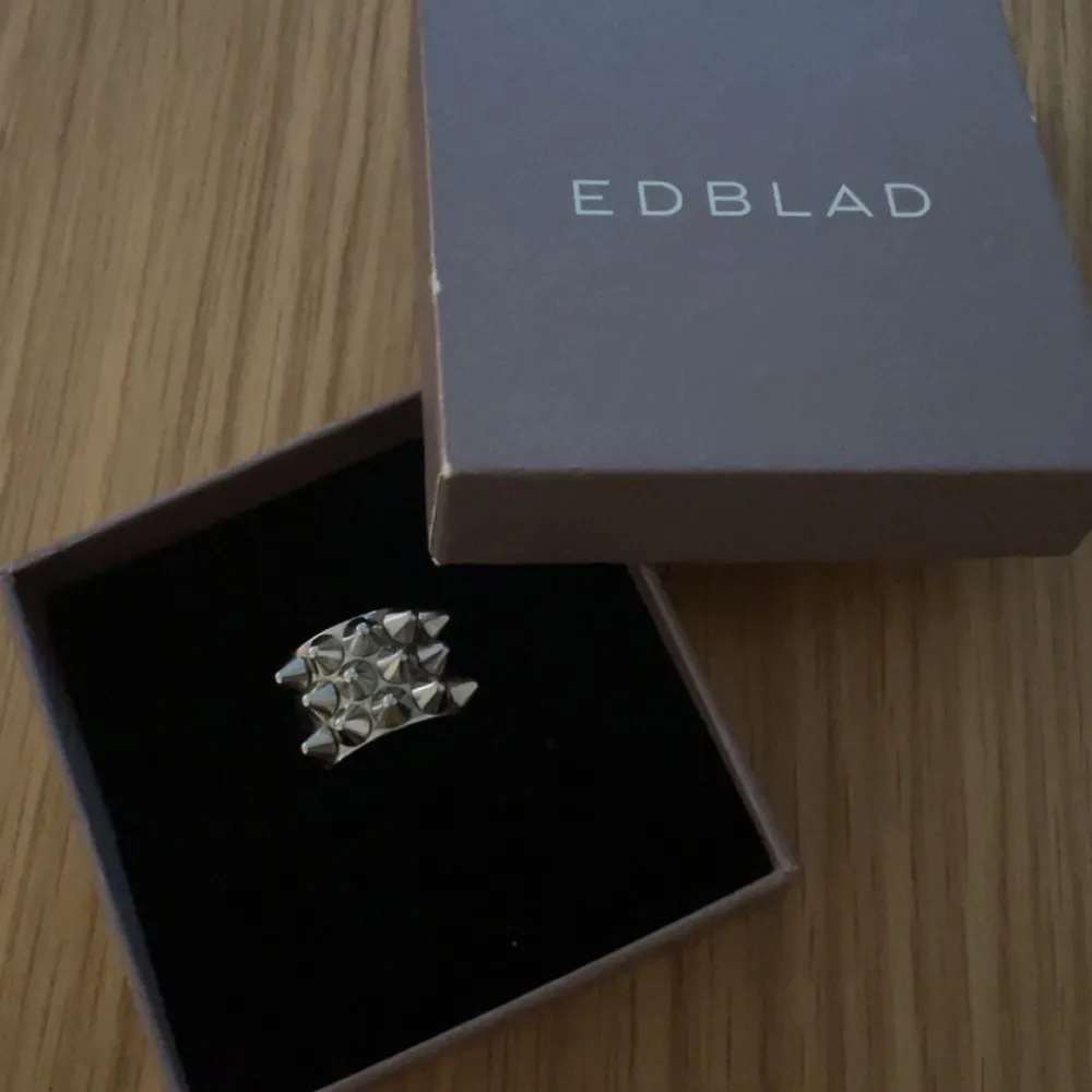 Säljer denna fina ringen från Edblad, som ny🥰. Accessoarer.