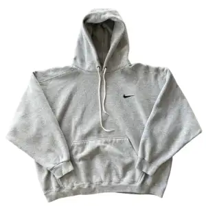 Säljer denna sällsynt Nike vintage hoodie!  (Som Ludde från Hov1 hade på sig på sig under sin dokumentär)