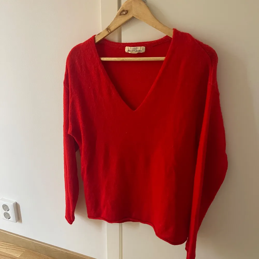 Röd stickad tröja från H&M. Mjuk i materialet, sticks inte.. Stickat.