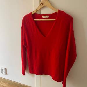 Röd stickad tröja från H&M. Mjuk i materialet, sticks inte.