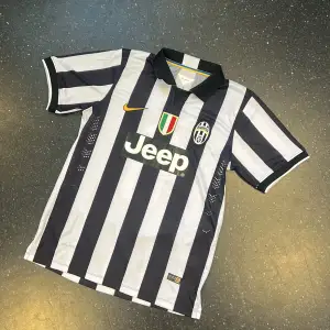 Säljer min riktigt snygga Juventus tröja från 2014/2015 med pogba på ryggen😍 1:1 kvalite (ser identisk ut som äkta) sprillansny med alla tags kvar, hör gärna av er om ni har några funderingar eller vill ha fler bilder✅