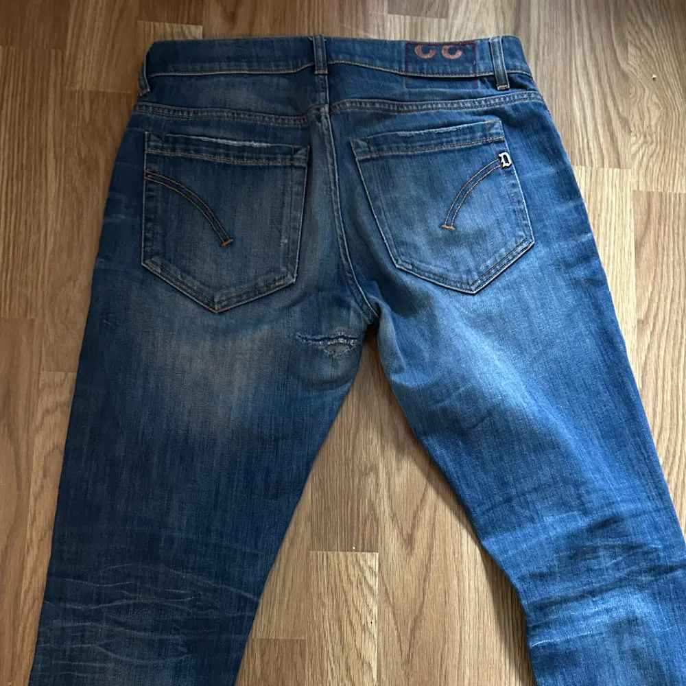Ett par fräscha dondup jeans men det finns defekter som ni ser, fick dom så när jag köpte dom här så försöker sälja vidare för ett bättre pris pga defekten. (Hålet är ihopsytt). Jeans & Byxor.