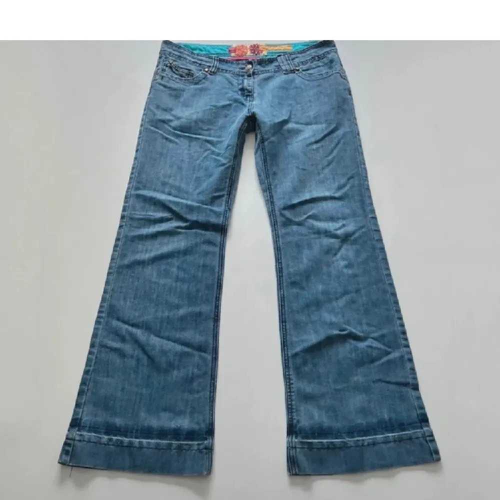 Säljer ett par Low waist bootcut jeans då det inte passade mig, midjemåttet 40cm, innerbenslängden är 76💗. Jeans & Byxor.