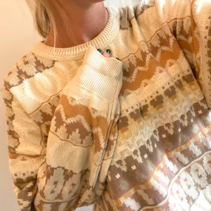 Stickad tröja (vintage)  - Snygg stickad tröja med mönster. Superfint skick. Oversized på mig som vanligtvis bär S/M. Denna är i storlek L🌸 