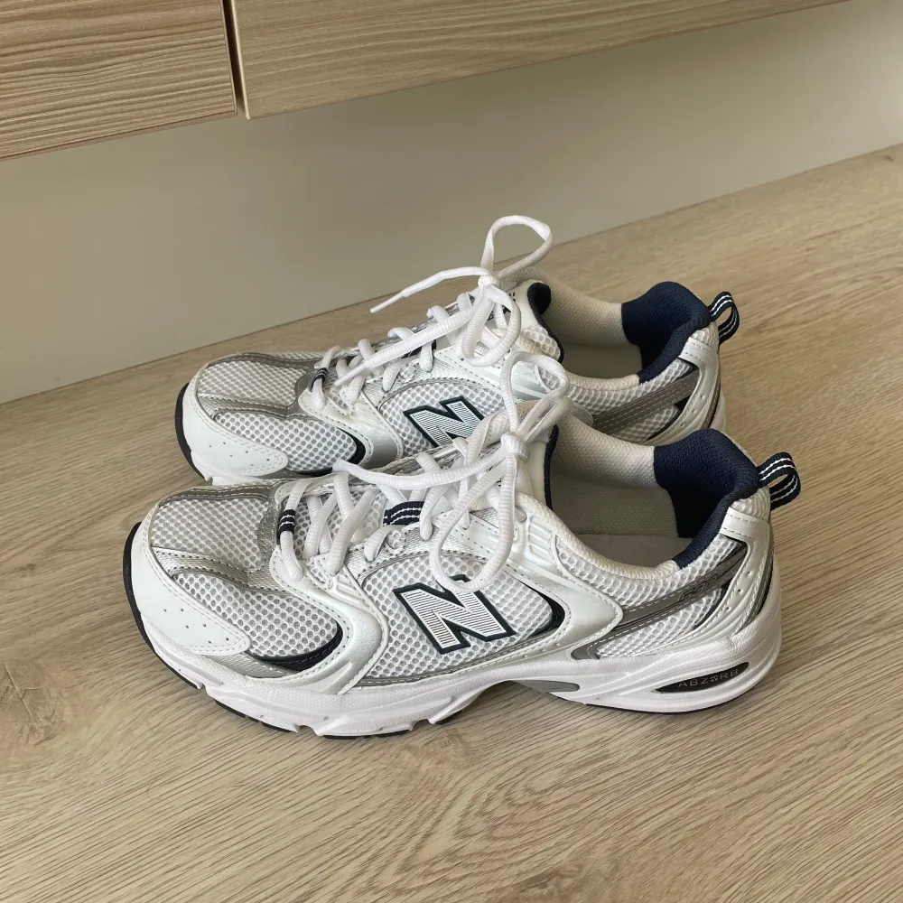 Helt nya och oanvända New Balance 530 blå/vita i storlek 39,5. Nypris: 1400kr. Mått: 24,5cm. Köpta från: Junkyard. Säljer då de inte har kommit till användning. Tveka inte att ta kontakt vid frågor eller fler bilder! 🥰 . Skor.