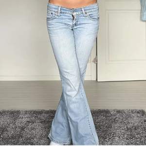 säljer dessa levis jeans, då de tyvärr var för små. midjemått 36cm rakt över, innebenslängd 75cm🩷 (