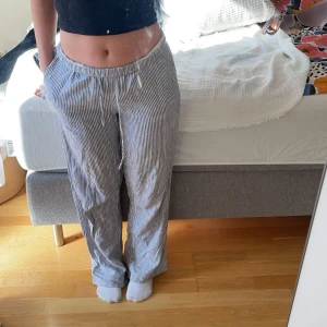 Linnebyxor  - Randiga linnebyxor från Bikbok i storlek xs, byxorna är i gott skick🙂💞nypris 500! Säljer för 170( frakt ingår i priset😇