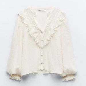 Jättefin blus från zara  - Blus från zara. Jättebra skick💕