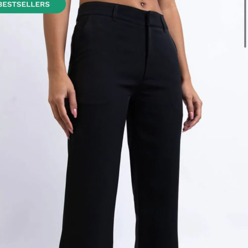 Säljer mina nästintill oanvända madlady kostymbyxor i modellen gwen. Dom är mid waist och i storlek 38 tall☺️. Jeans & Byxor.