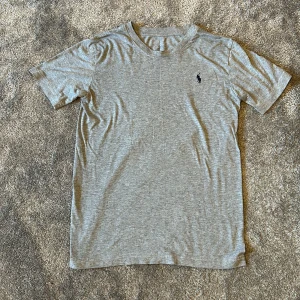  Ralph Lauren t-shirt - Säljer min Ralph lauren t-shirt i storlek S den är ihop syd på ryggen men inte jätte tydligt pris kan diskuteras och vid funderingar är det bara att skriva.😃