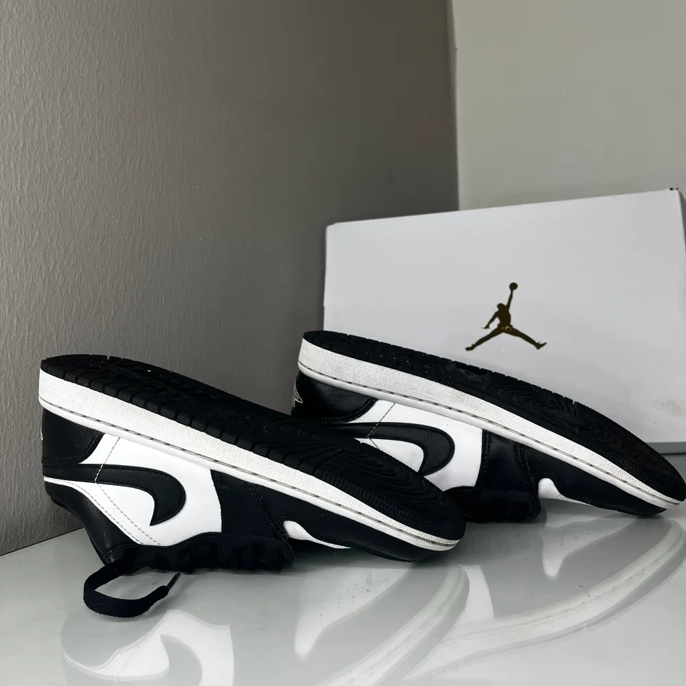 Ett par Jordan skor i färgen svart/vit . I storlek 36,5. Dom är i ok skick. Nya kostar 1599kr men säljer mina för 750. Priset kan diskuteras . Skor.