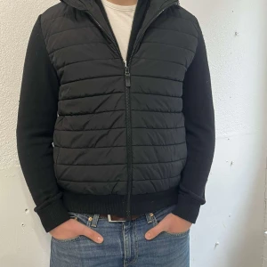 Cardigan j.lindeberg - Säljer en skit snygg j.lindeberg cardigan som är perfekt nu till våren/sommaren, skick 8’5/10 modellen är 190 cm och väger 85 men jackan passar mindre, hör av er vid fler frågor.