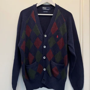 Ralph Lauren Cardigan - | Polo Ralph Lauren | Rutig cardigan | 100% Bommull | Ett litet hål precis under knappen |