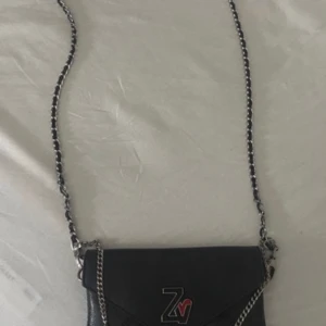 Zadig - Säljer denna jätte fina zadig väskan, knappt använd och passar till sommaren och kan även ha som handväska. Kommer inte till användo längre. Nypris 2500kr Pris kan diskuteras 