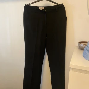 madlady kostymbyxor - helt oanvända madlady kostymbyxor! säljer pga att de inte passade mig i storleken❣️ nypris 600kr❤️ Storlek Eu40 Tall