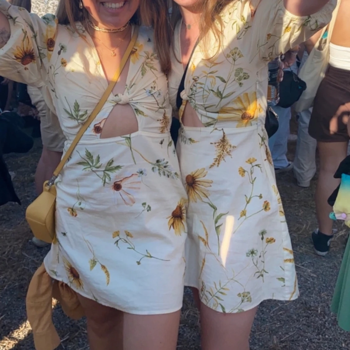 Ljusgul klänning med solrosor