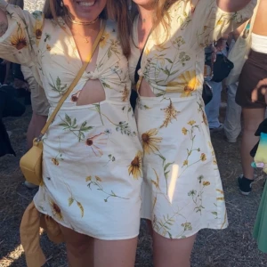 Ljusgul klänning med solrosor - Supersöt kort klänning från Hm. Storlek 36. Använd endast fåtal gånger och har inga skavanker eller anmärkningar!  🌻 