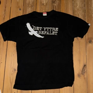 1. Svart Det Yttre Befälet t-shirt S - Det Yttre Befälet merch egengjord av bandet. Svart T-shirt i bra skick.