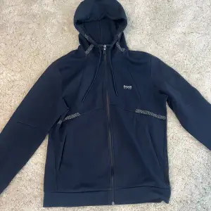 Säljer en Hugo Boss Zip Hoodie i storlek M, den är rätt ny och fräsch. Bara använd upp till två gånger. Nypris 2199kr. Priset är ej hugget i sten så hör av dig vid tankar och funderingar!