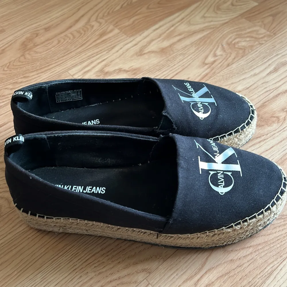 Calvin Klein svart Espadrille storlek 38. Skor.