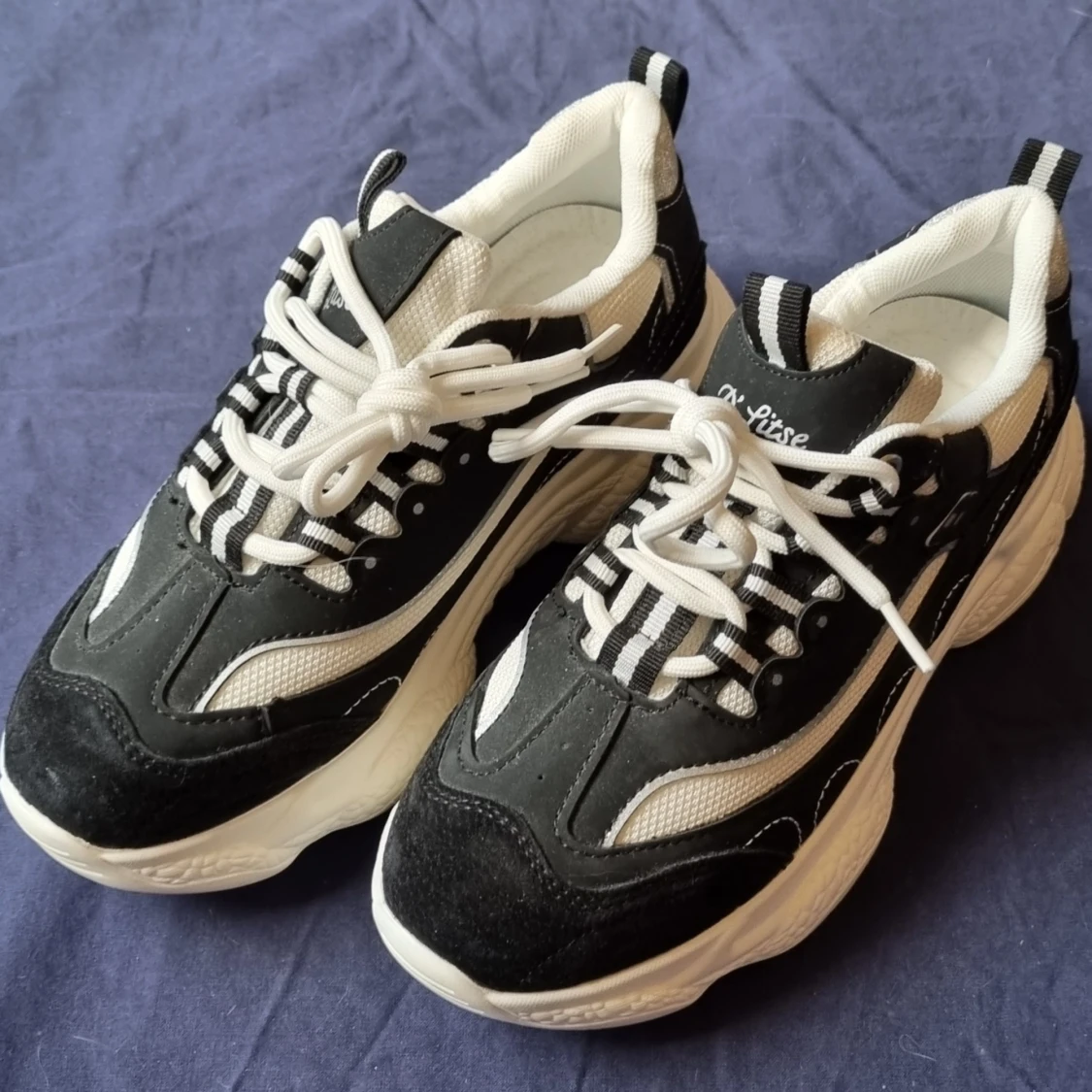 Oanvänd sneaker svart 