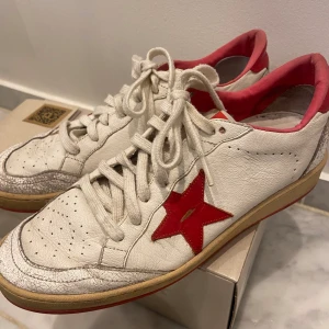 Golden goose sneaker  - Använda golden goose röda sneakers. Skriv för frågor eller funderingar🥰