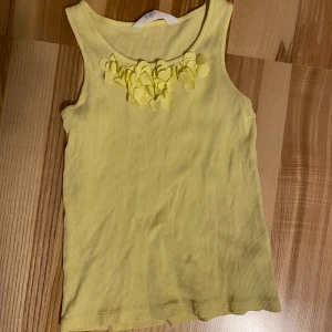 Linne strl 122/128 - Begagnat skick. Katt finns i hemmet (allergivänlig ras). Jag är väldigt mån om mina köpare. Skulle du vara missnöjd med ditt köp så ta gärna kontakt med mig innan dåligt omdöme, så har jag en chans att rätta till det! 