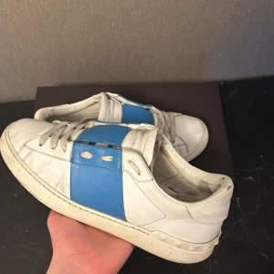 Valentino open Ljusblå - Säljer nu dessa valentino opens o den extremt populära färgen Ljusblå. Storlek 42. Perfekta skor för sommaren. Box ingår. Garanterar äktheten annars får ni pengarna tillbaka. Kom med bud! Vill bli av med dem ASAP därav priset!