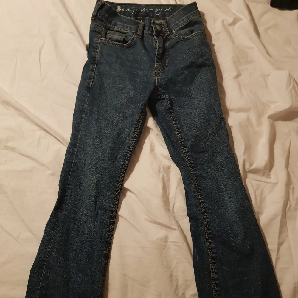 Mörkblåa Lindex jeans modell Frida. Stl. 134. Mycket bra skick. Jeans & Byxor.
